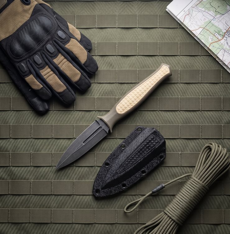 Gambler Boot-Dagger mit oliv-sandfarbenem Griff auf MOLLE-Unterlage mit Handschuhen und Paracord