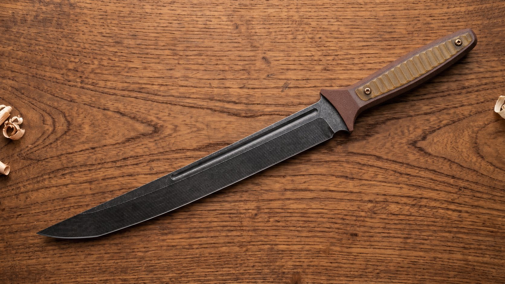 Ronin Tanto mit braunem Micarta-Griff — Detailaufnahme auf Eichenholz