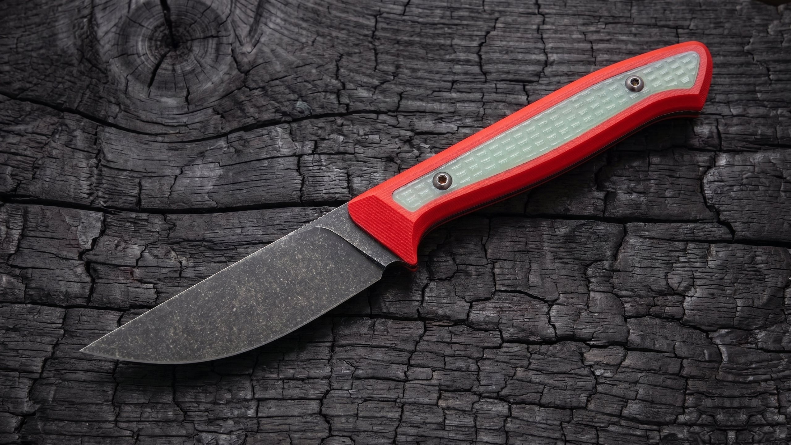 Supporter EDC-Messer mit rotem G10-Griff und Jade-Einlage auf verkohltem Holz